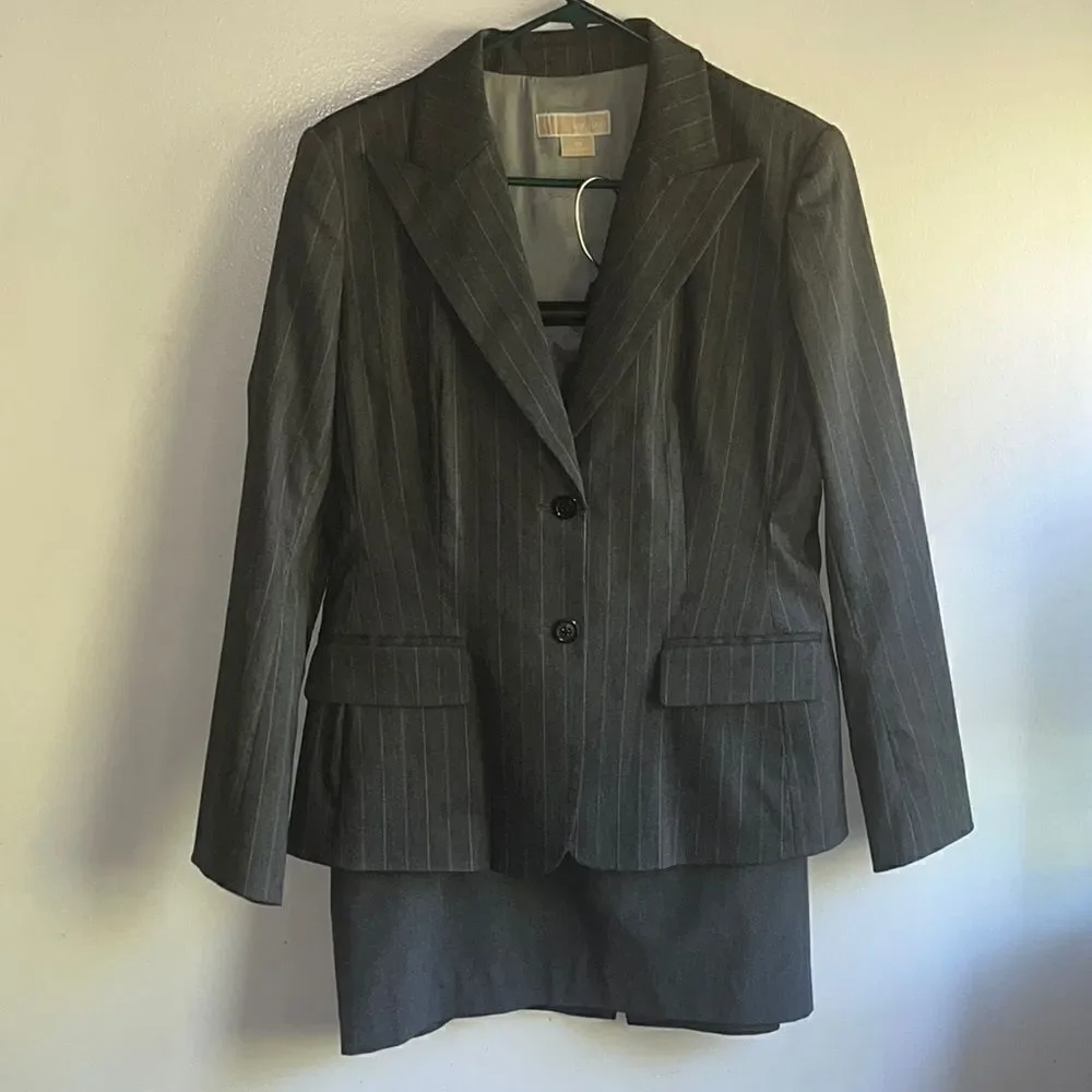 EXCELLENT CONDITION WOMEN’S 10 MICHAEL MICHAEL KORS GRAY BLAZER AND SKIRT SET